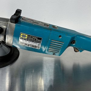Makita-9207-SPC-Rotary-Polisher001.jpg