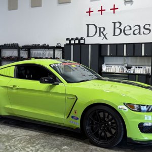 2020-Shelby-GT350-Grabber-Green001.jpg