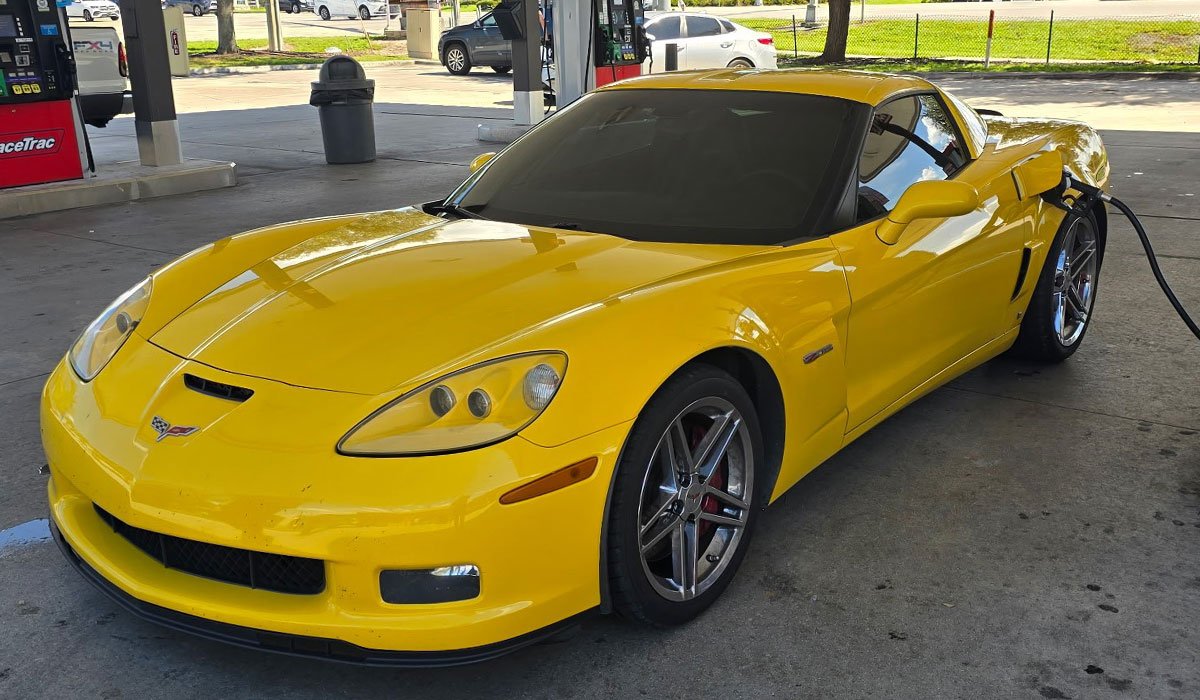 2007-Z06-Yell-Corvette001.jpg