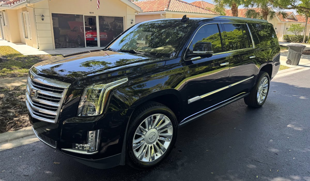 2019-Escalade001.jpg