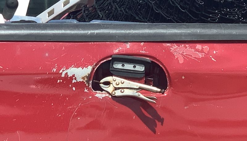 Redneck_Tailgate_Hanndle.01.JPG